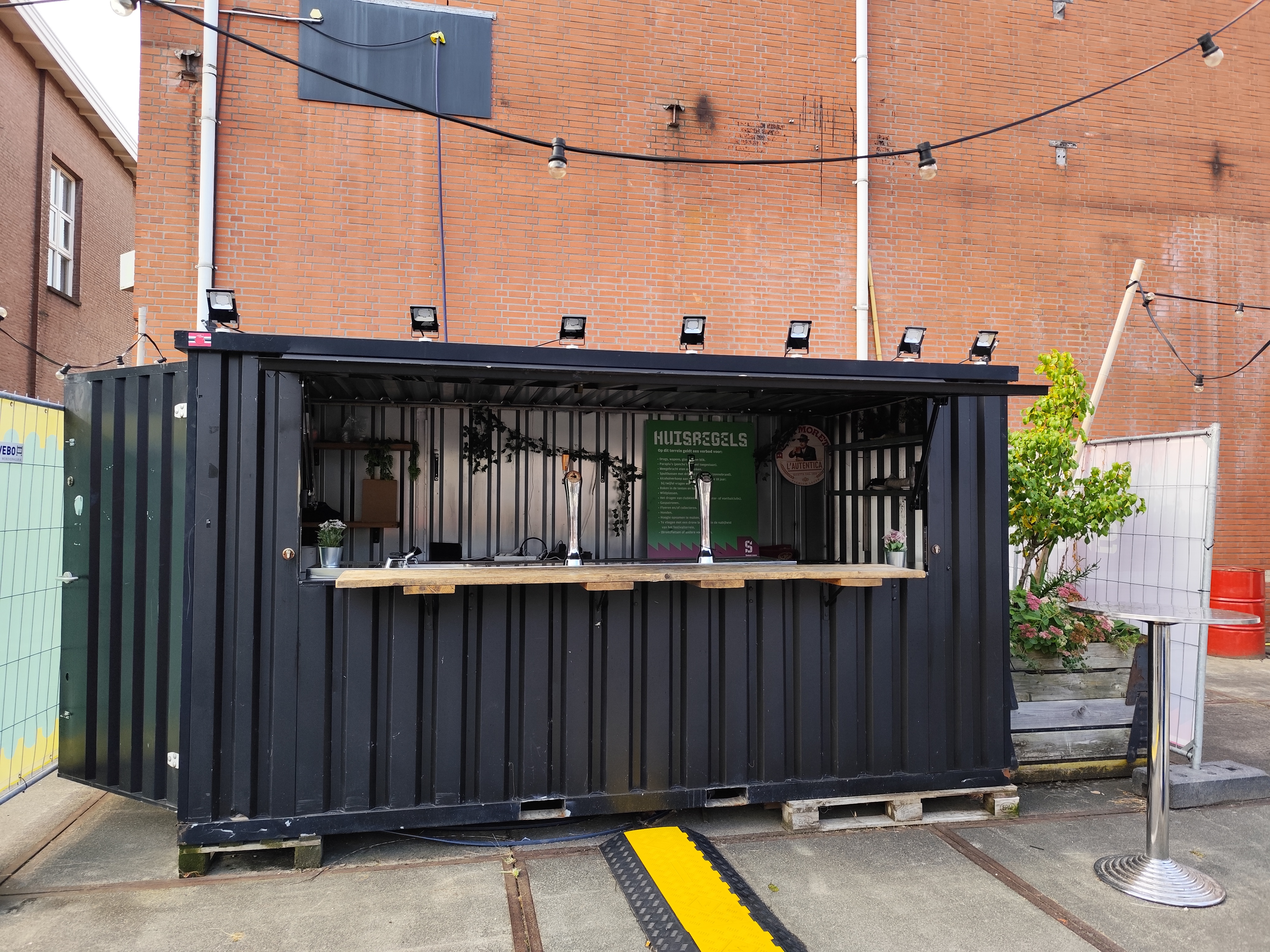 Barcontainer met tapinstallatie